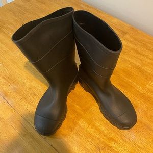 Women’s size 6 black rubber rain boots brand new never worn